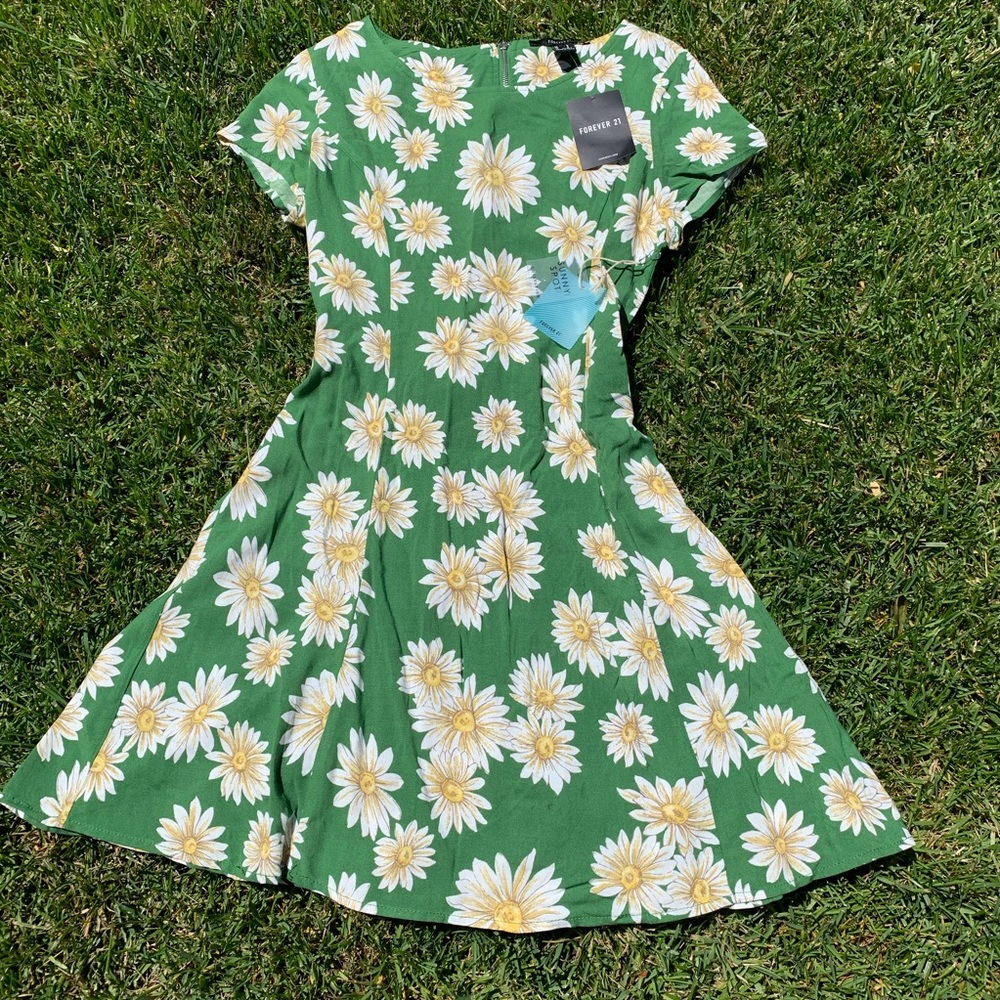 NWT Forever21 green daisy dress